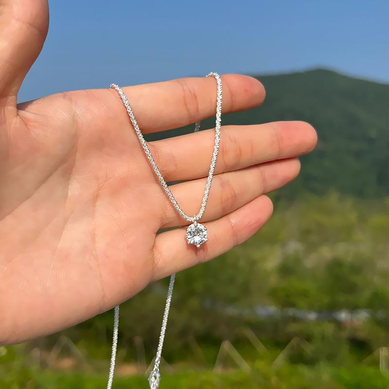 💎The meaning of moissanite necklace: The stars in the sky are not as bright as you.💎