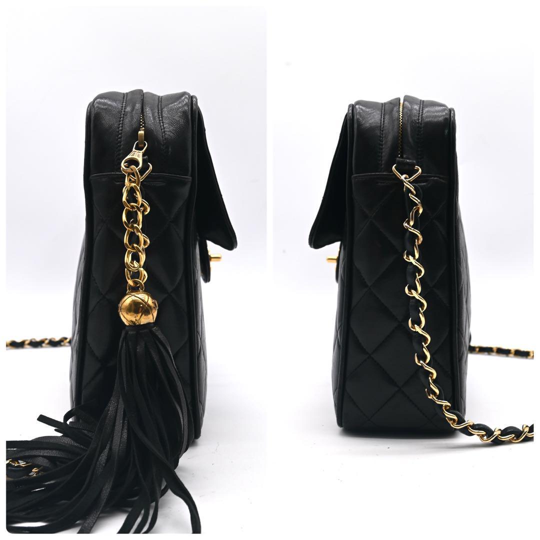 Chanel chain shoulder bag in black lambskin with turnlock strap