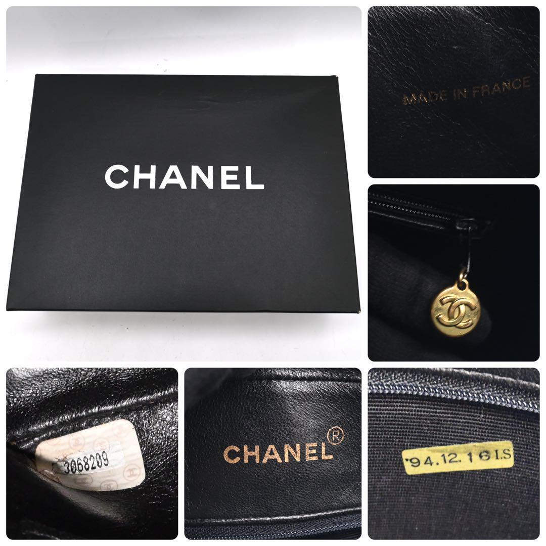 Chanel chain shoulder bag in black lambskin with turnlock strap