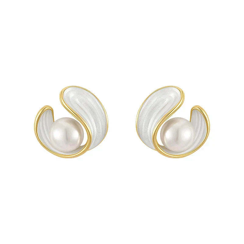 Luxus fülbevalók fehér opállal és arany gyöngyökkel