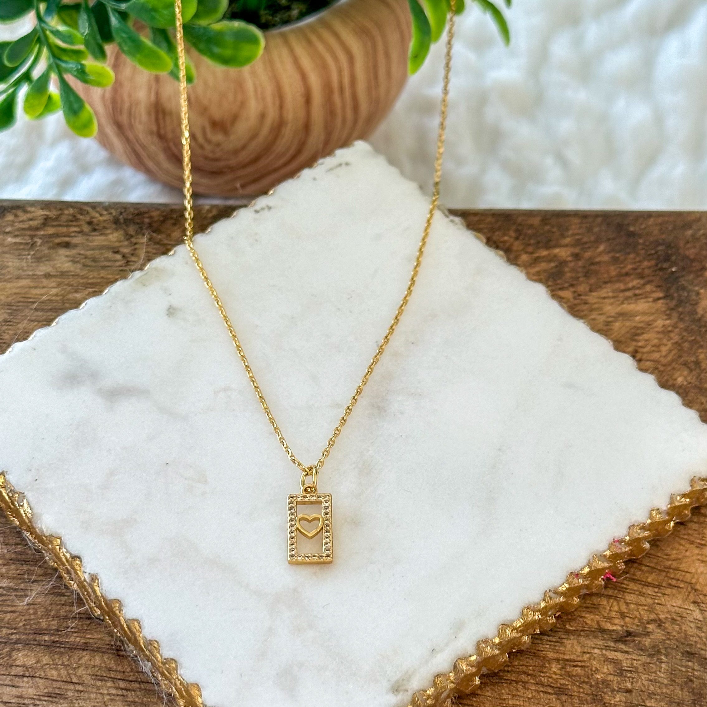 Carita kecses szív alakú címke nyaklánc