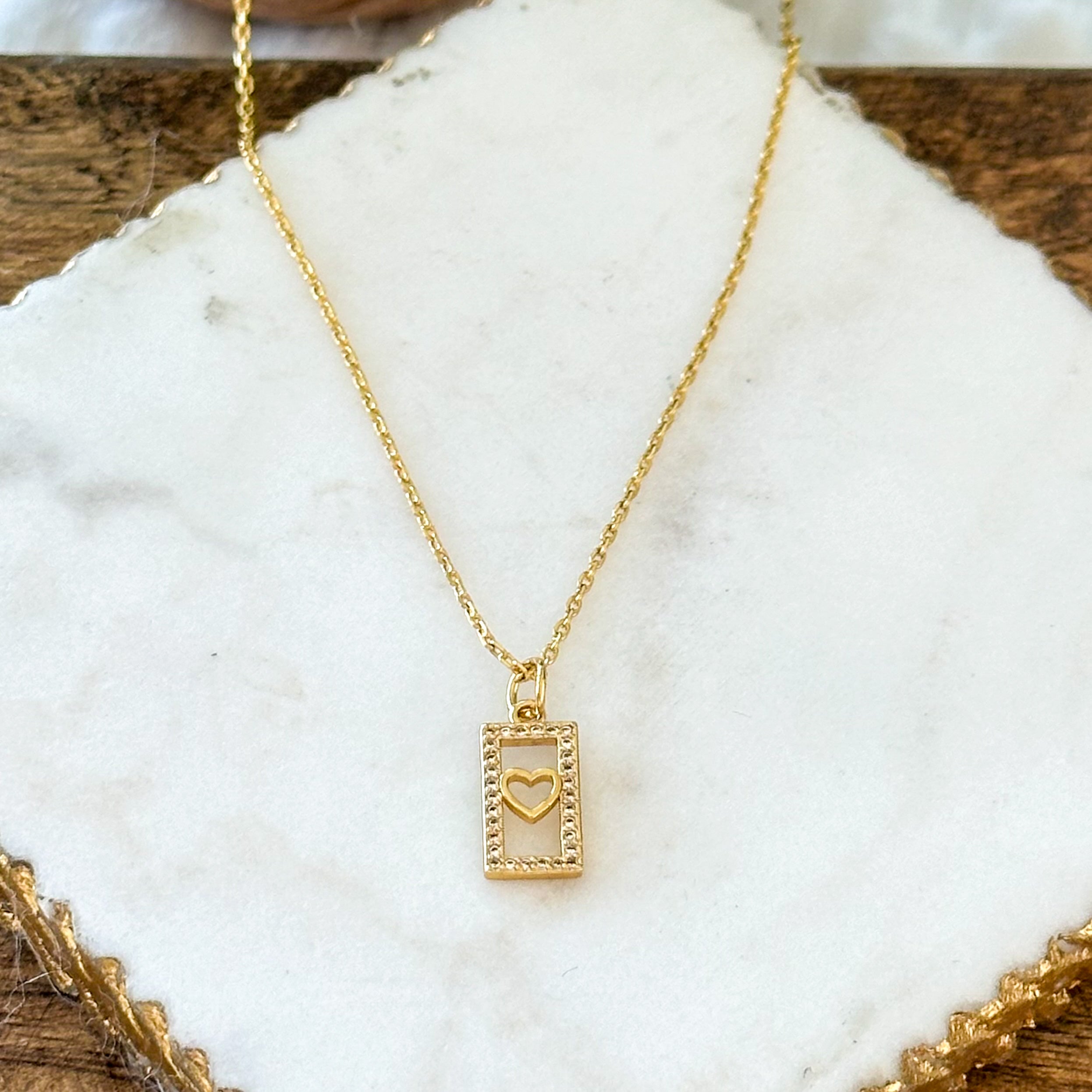 Carita kecses szív alakú címke nyaklánc