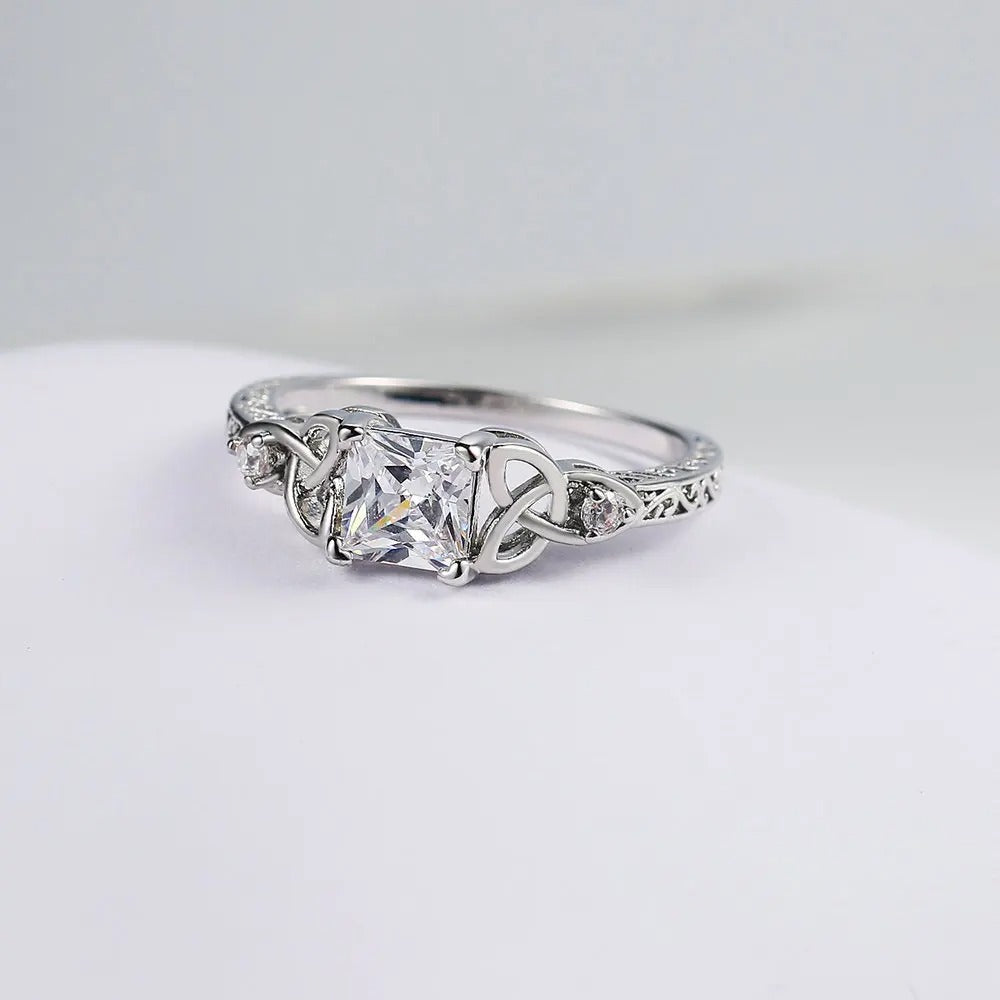 Ezüst Középső Négyzet Drágakő Csomós Mintás Gyűrű