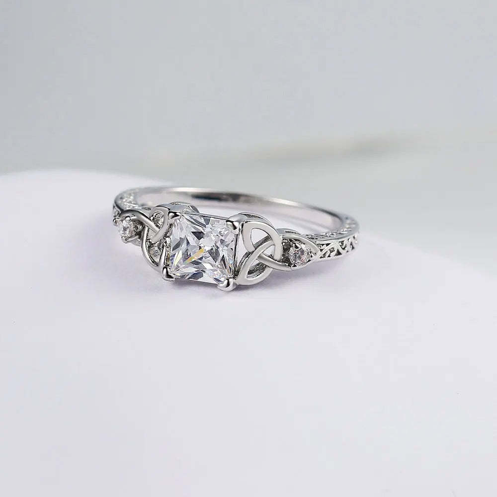 Ezüst Középső Négyzet Drágakő Csomós Mintás Gyűrű