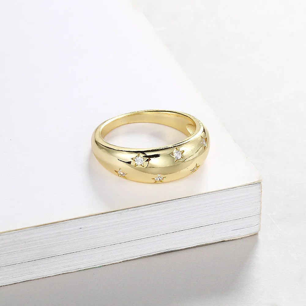 Arany csillag és csillogó kristály gyűrű