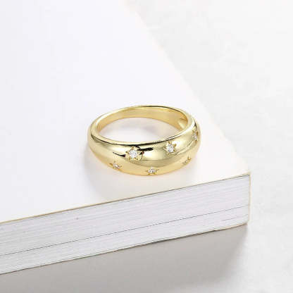 Arany csillag és csillogó kristály gyűrű