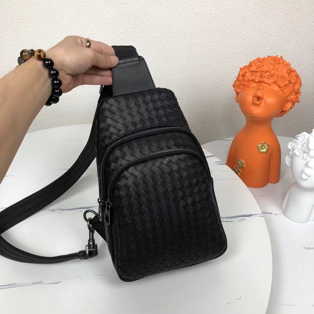 Canvas and Taïga cowhide leather with removable zipper bags and zippered side pockets for storage of change or other required, interpreting diverse trends in a leisurely style, offering a go-to option beyond traditional backpacks. Detailed features