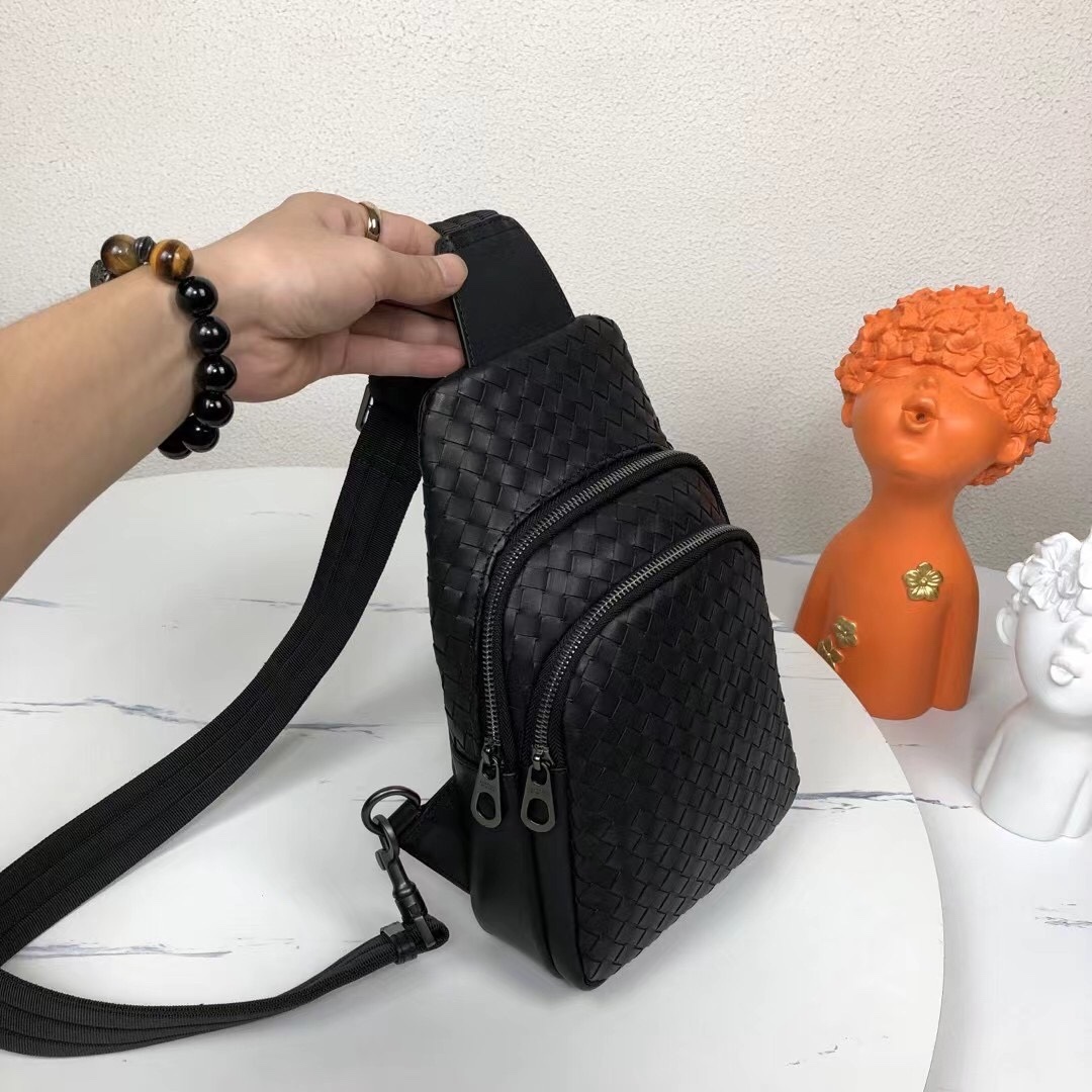 Canvas and Taïga cowhide leather with removable zipper bags and zippered side pockets for storage of change or other required, interpreting diverse trends in a leisurely style, offering a go-to option beyond traditional backpacks. Detailed features