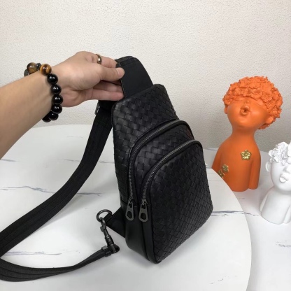 Canvas and Taïga cowhide leather with removable zipper bags and zippered side pockets for storage of change or other required, interpreting diverse trends in a leisurely style, offering a go-to option beyond traditional backpacks. Detailed features