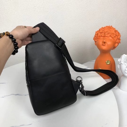 Canvas and Taïga cowhide leather with removable zipper bags and zippered side pockets for storage of change or other required, interpreting diverse trends in a leisurely style, offering a go-to option beyond traditional backpacks. Detailed features