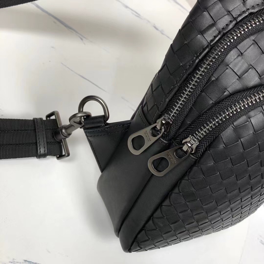 Canvas and Taïga cowhide leather with removable zipper bags and zippered side pockets for storage of change or other required, interpreting diverse trends in a leisurely style, offering a go-to option beyond traditional backpacks. Detailed features