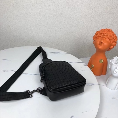 Canvas and Taïga cowhide leather with removable zipper bags and zippered side pockets for storage of change or other required, interpreting diverse trends in a leisurely style, offering a go-to option beyond traditional backpacks. Detailed features