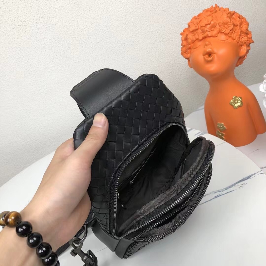 Canvas and Taïga cowhide leather with removable zipper bags and zippered side pockets for storage of change or other required, interpreting diverse trends in a leisurely style, offering a go-to option beyond traditional backpacks. Detailed features