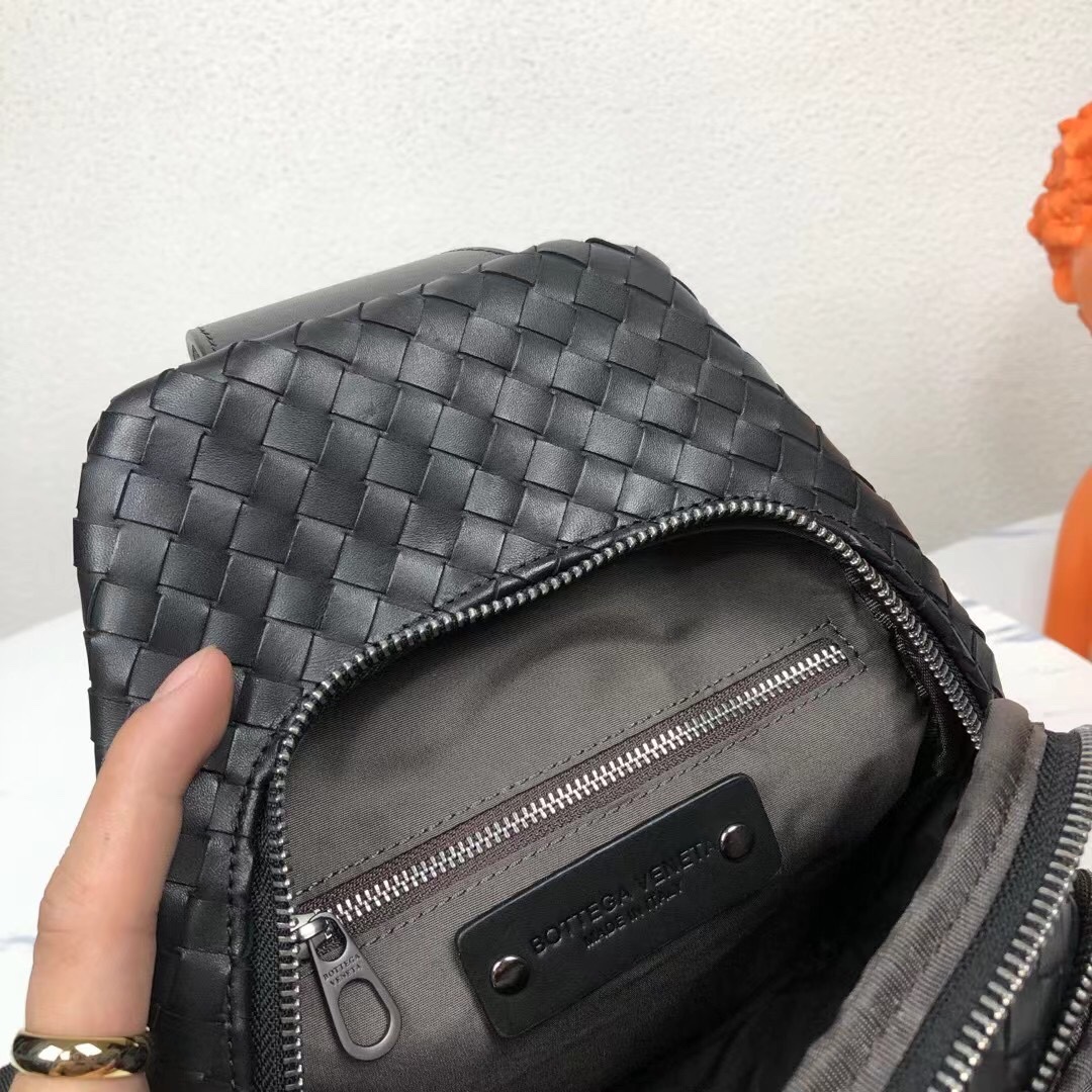 Canvas and Taïga cowhide leather with removable zipper bags and zippered side pockets for storage of change or other required, interpreting diverse trends in a leisurely style, offering a go-to option beyond traditional backpacks. Detailed features