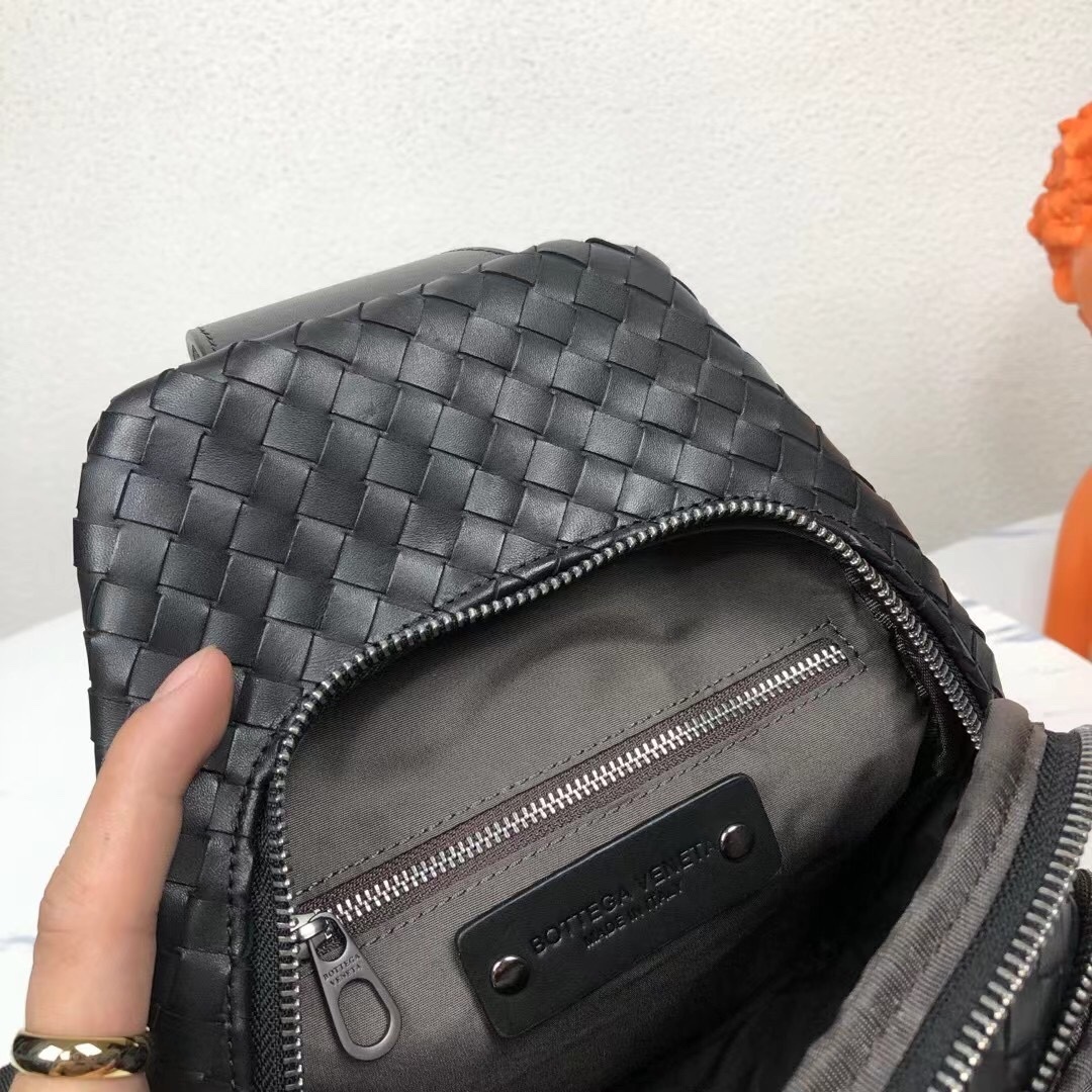 Canvas and Taïga cowhide leather with removable zipper bags and zippered side pockets for storage of change or other required, interpreting diverse trends in a leisurely style, offering a go-to option beyond traditional backpacks. Detailed features