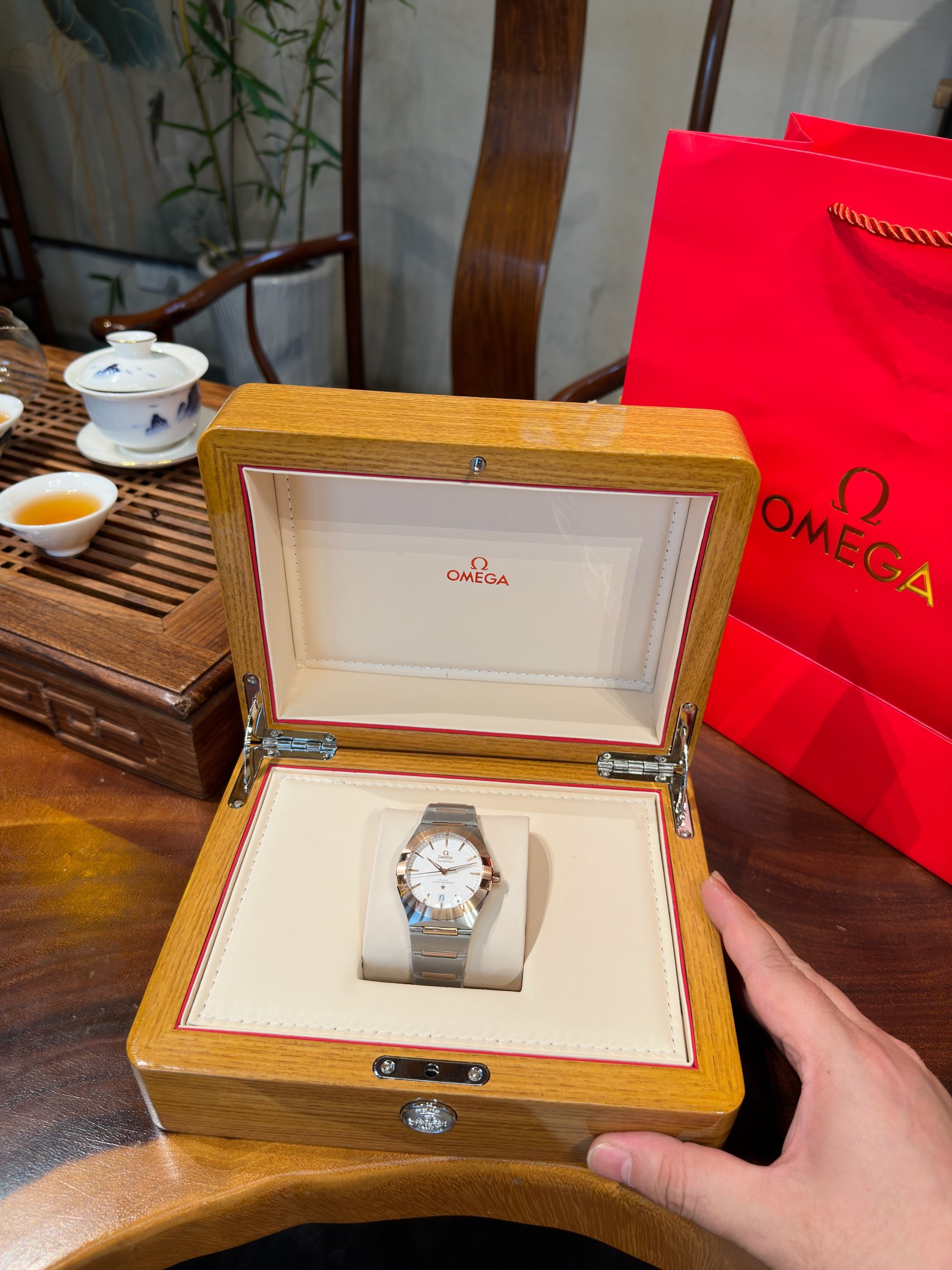 Omega's fifth-generation constellation series men's earth watch brings the unique charm of the constellation series