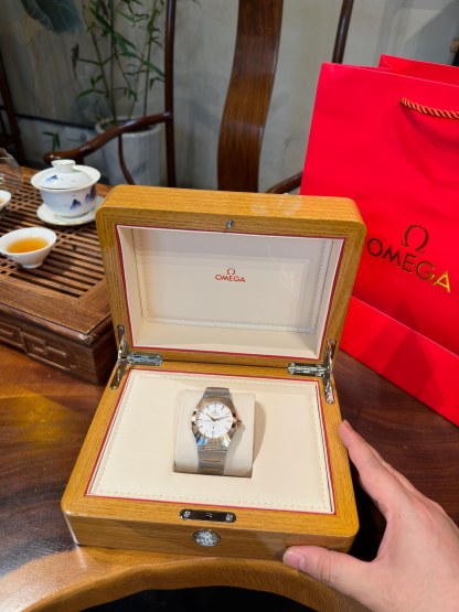 Omega's fifth-generation constellation series men's earth watch brings the unique charm of the constellation series