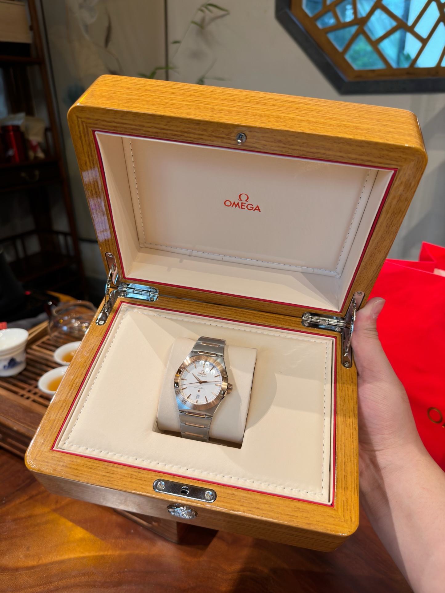 Omega's fifth-generation constellation series men's earth watch brings the unique charm of the constellation series