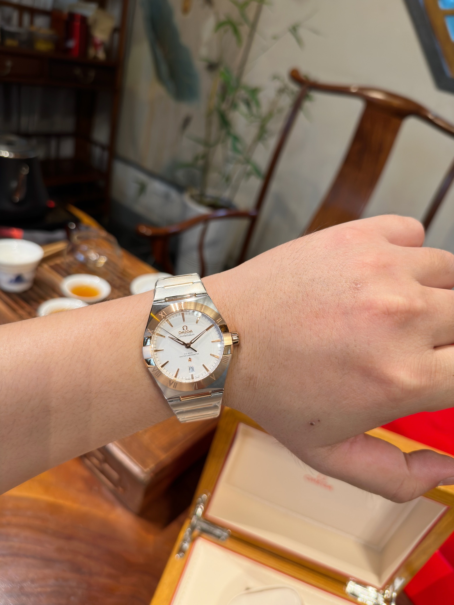 Omega's fifth-generation constellation series men's earth watch brings the unique charm of the constellation series