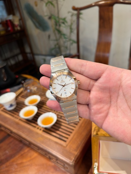 Omega's fifth-generation constellation series men's earth watch brings the unique charm of the constellation series