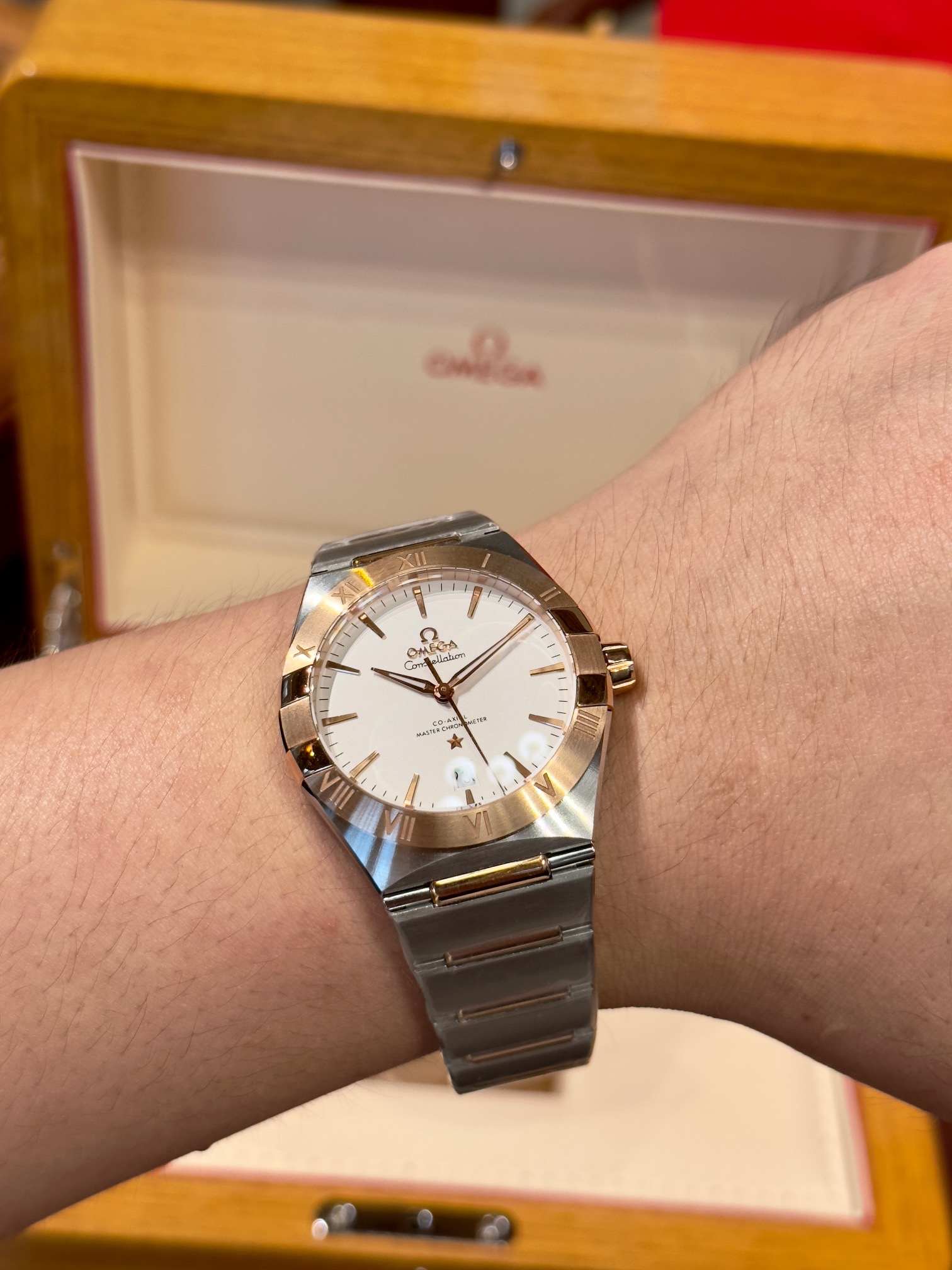 Omega's fifth-generation constellation series men's earth watch brings the unique charm of the constellation series