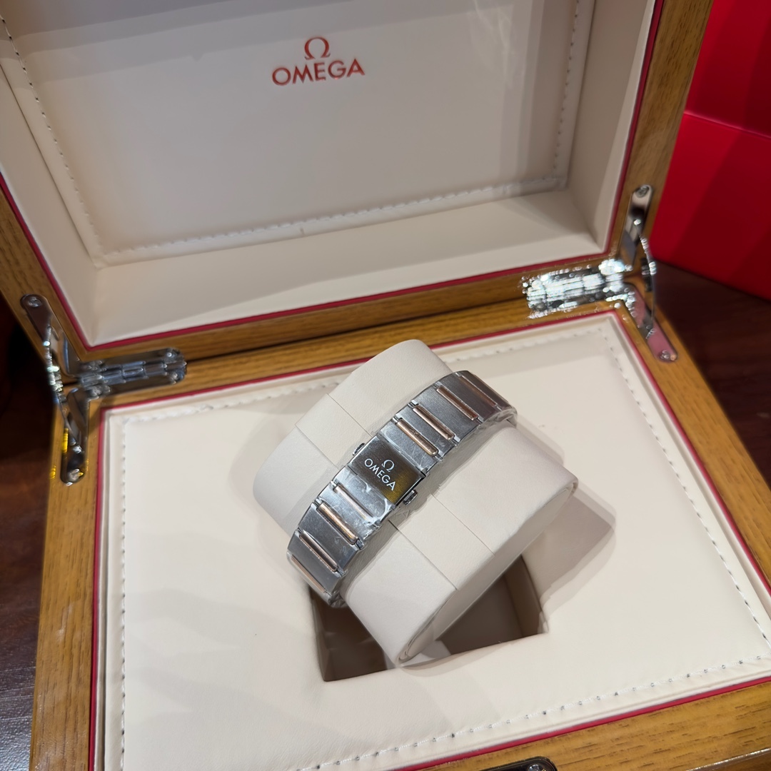 Omega's fifth-generation constellation series men's earth watch brings the unique charm of the constellation series