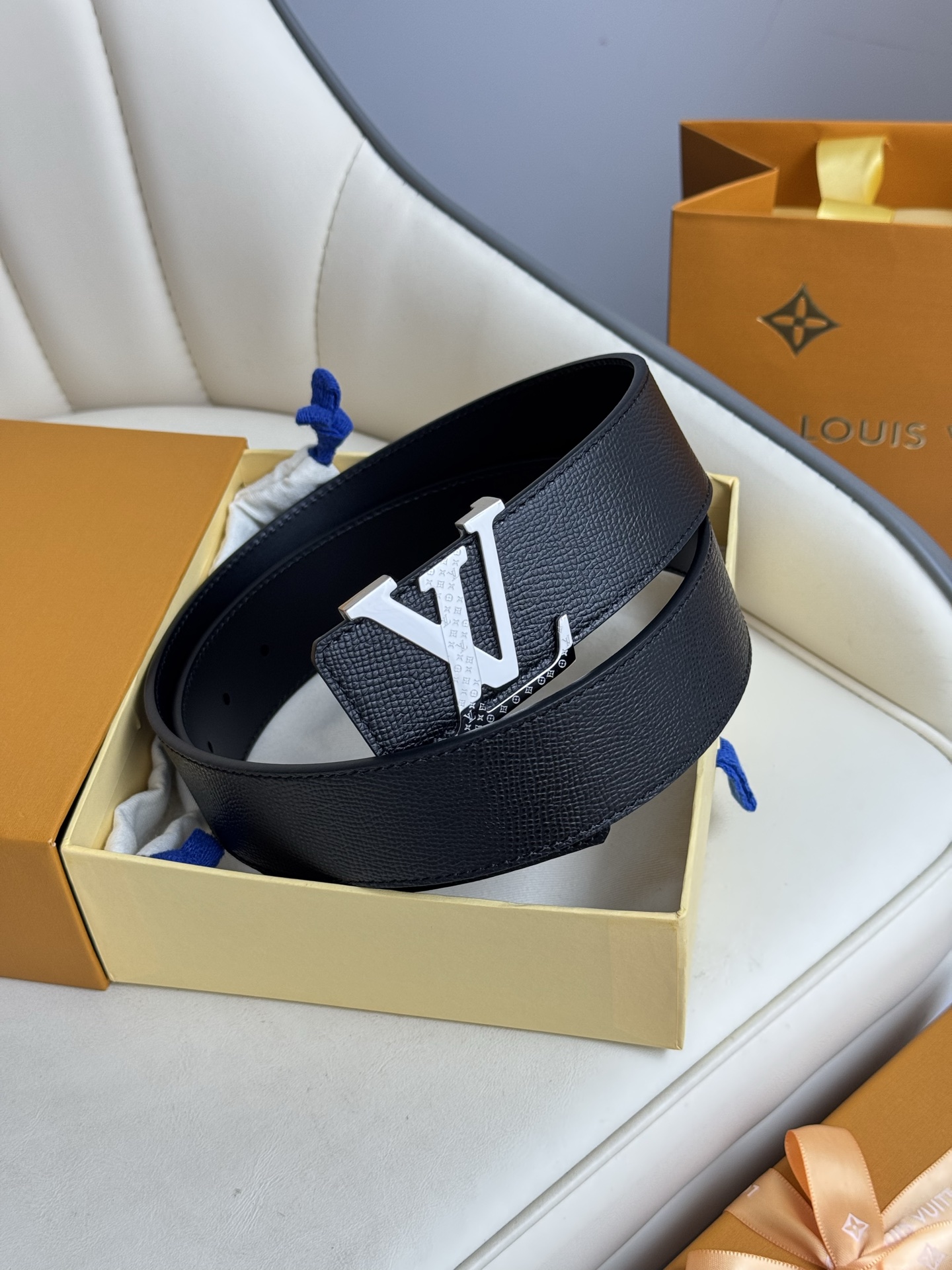 LV luxury modern style with elegant and elegant signature soft and sturdy belt