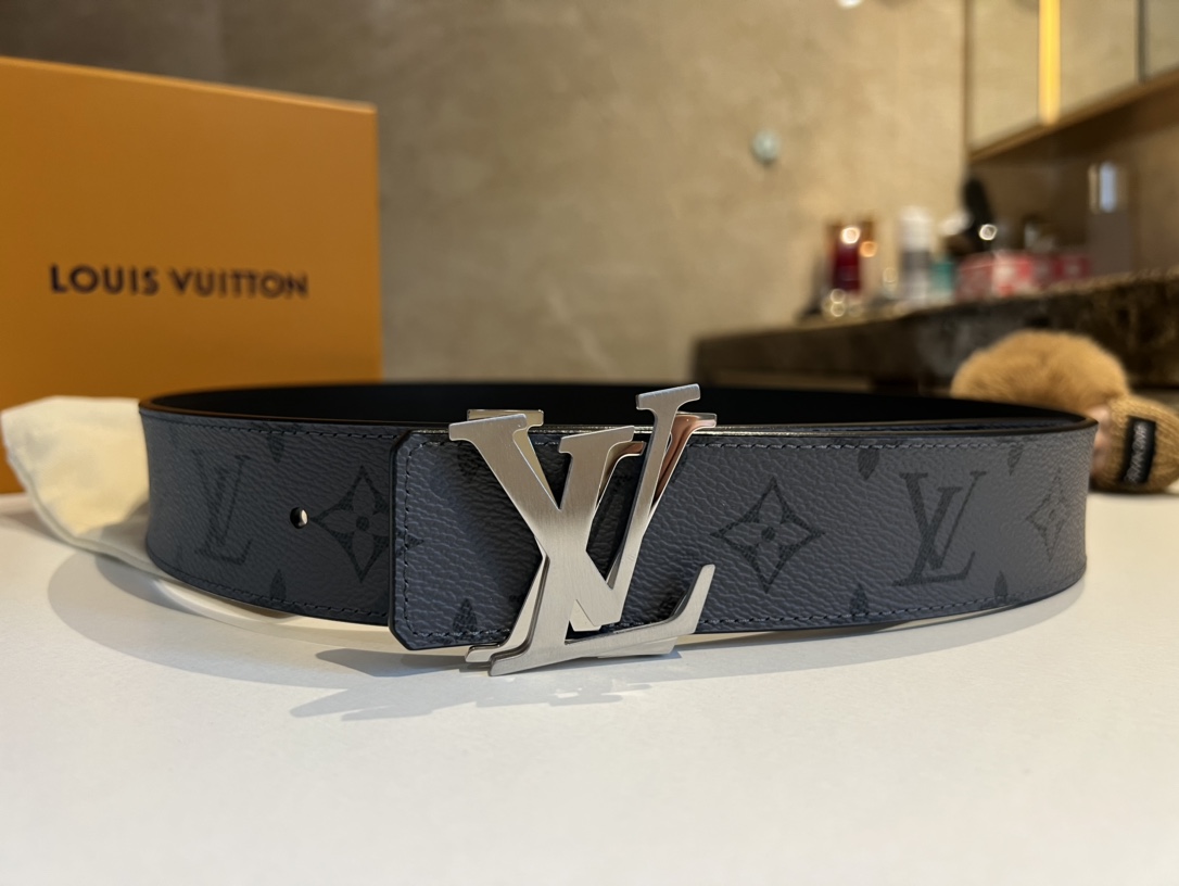 LV Shake 40mm double-sided belts are newly added to men's clothing series