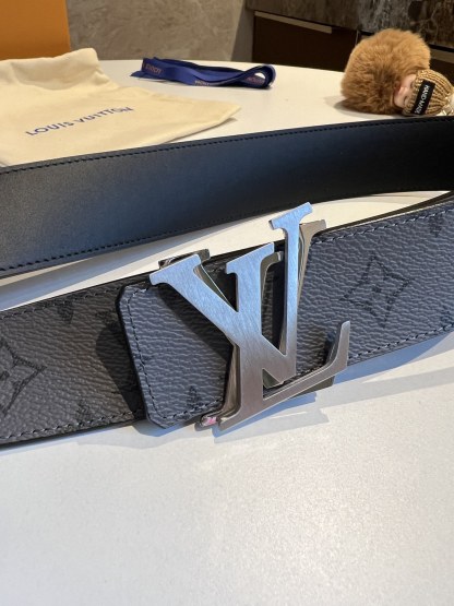LV Shake 40mm double-sided belts are newly added to men's clothing series