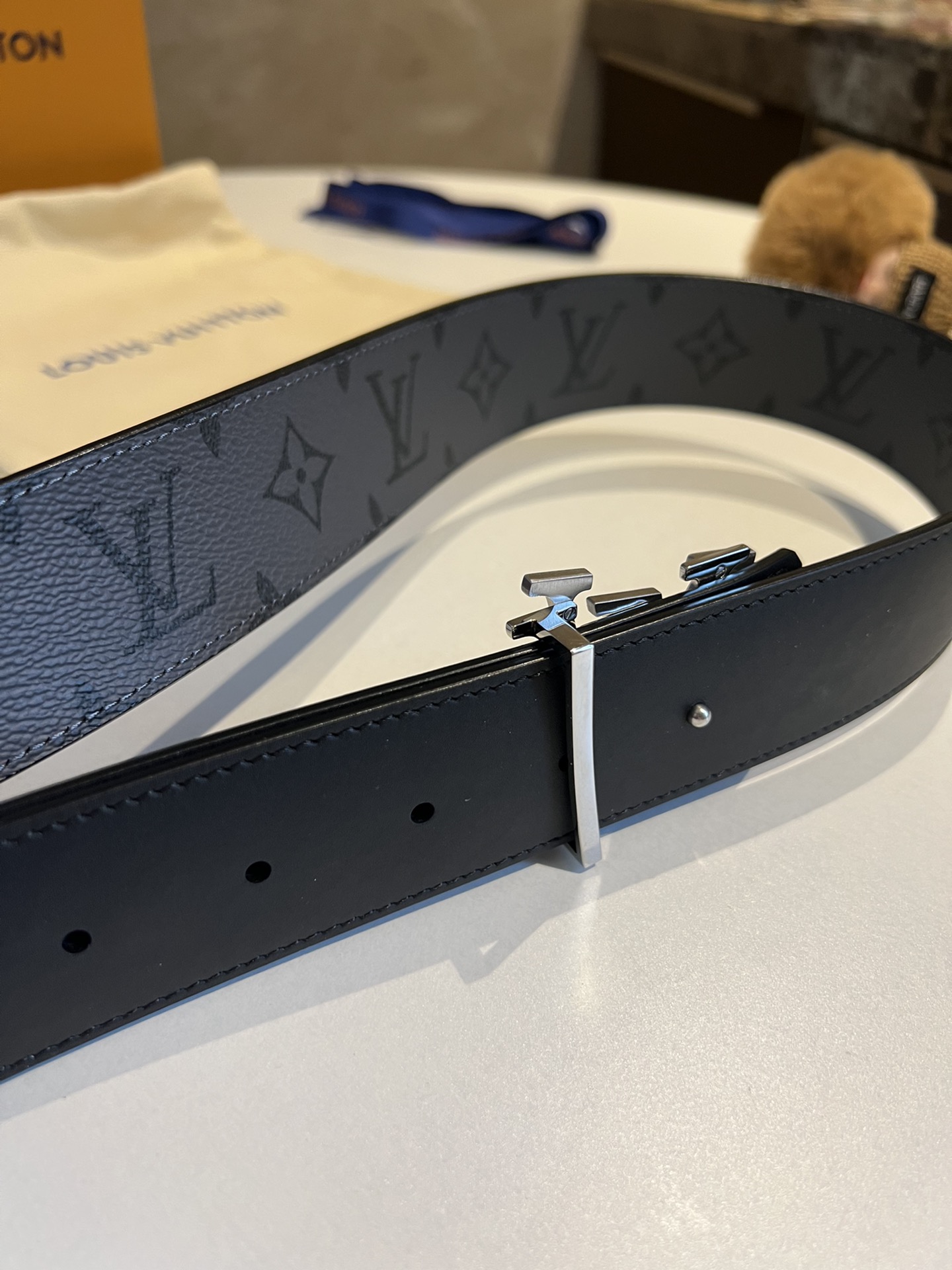 LV Shake 40mm double-sided belts are newly added to men's clothing series