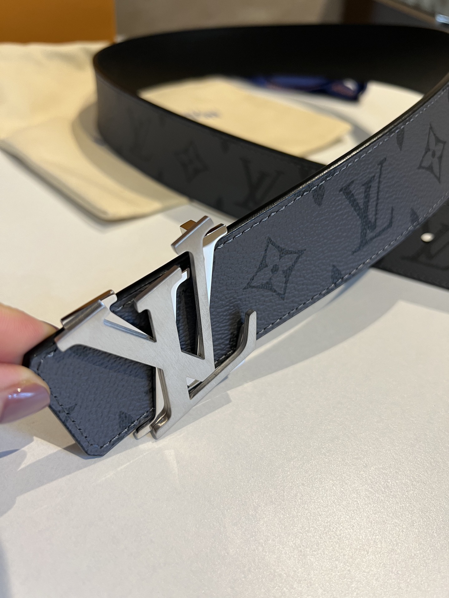 LV Shake 40mm double-sided belts are newly added to men's clothing series