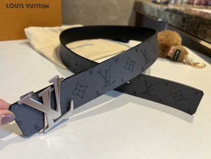 LV Shake 40mm double-sided belts are newly added to men's clothing series