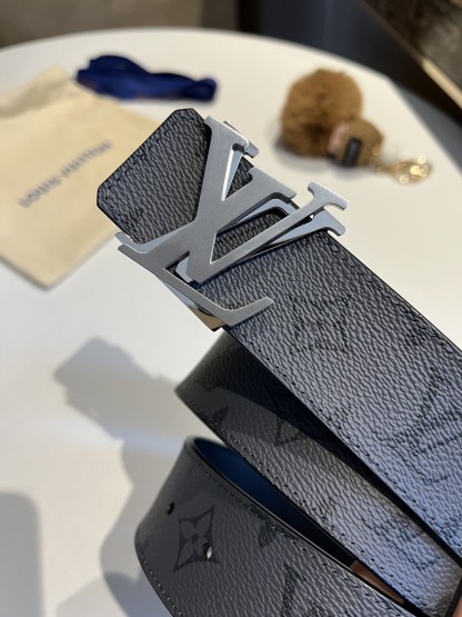 LV Shake 40mm double-sided belts are newly added to men's clothing series