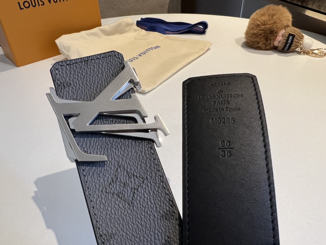 LV Shake 40mm double-sided belts are newly added to men's clothing series