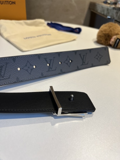 LV Shake 40mm double-sided belts are newly added to men's clothing series