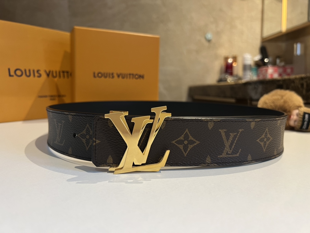 LV Shake 40mm double-sided belts are newly added to men's clothing series