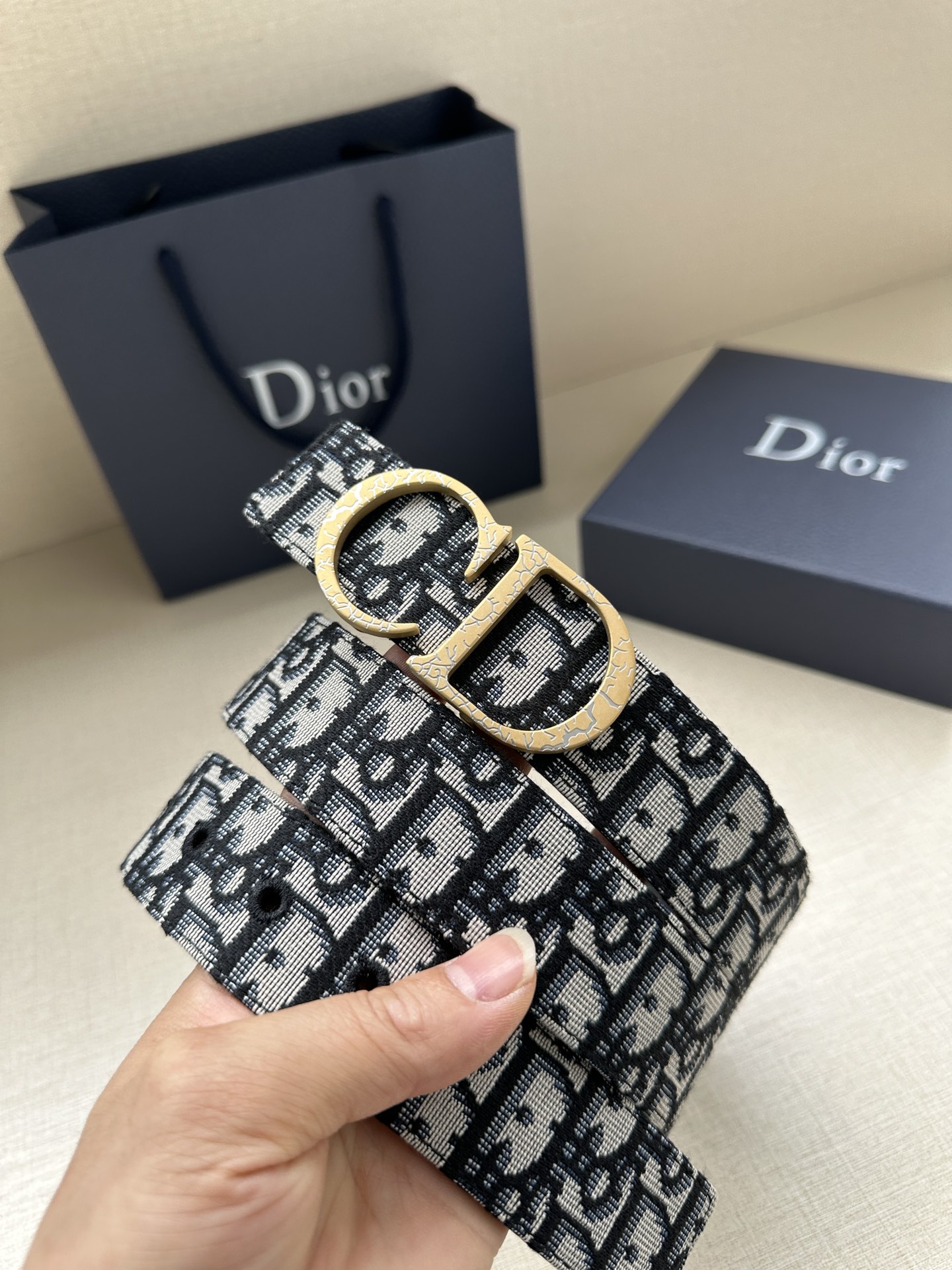 Width 3.5cm This 35mm double-sided belt combines elegant temperament and modern style