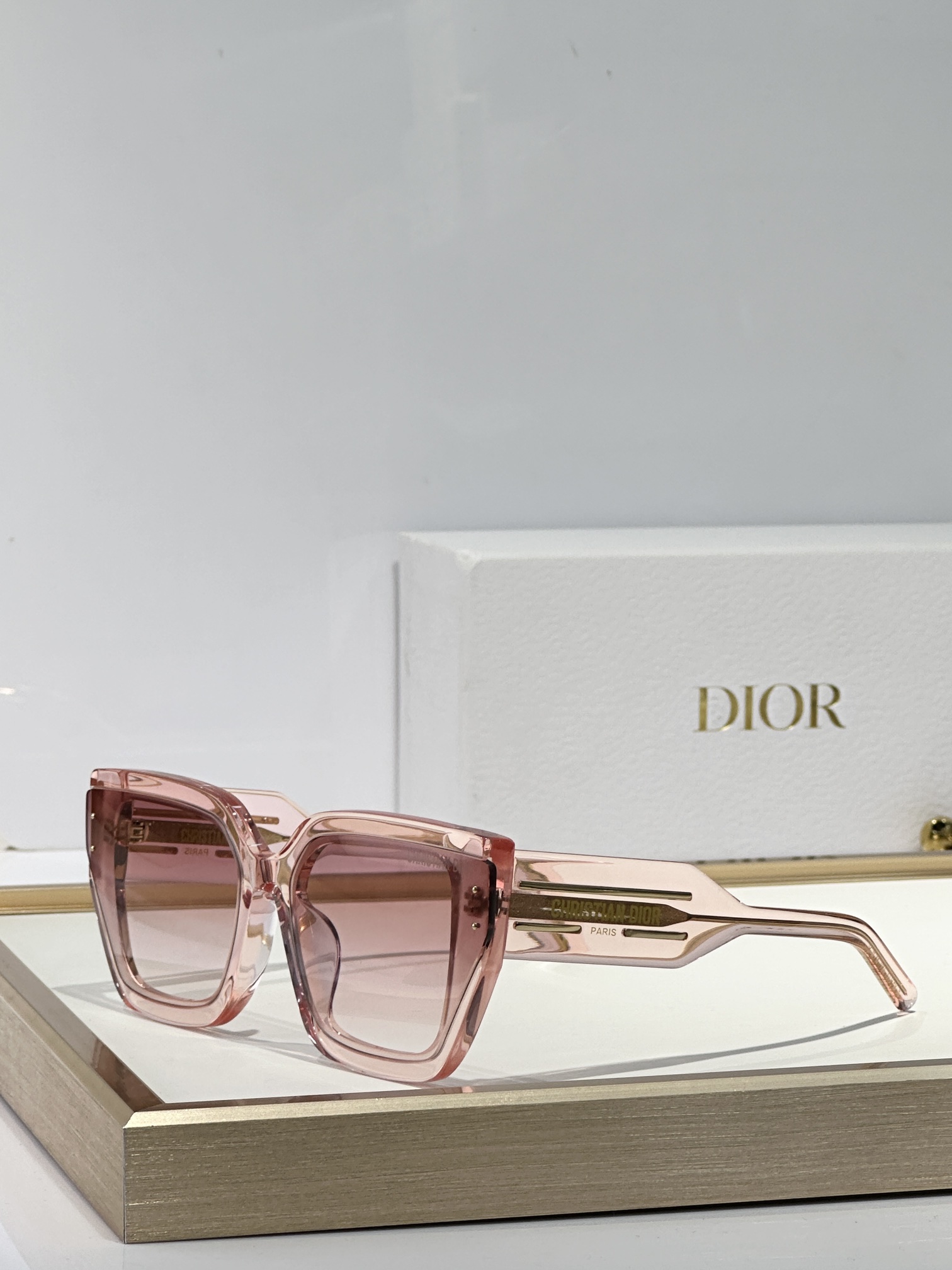 Wearing sunglasses automatically blocks others' gazes.