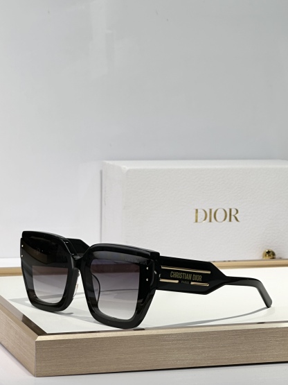 Wearing sunglasses automatically blocks others' gazes.