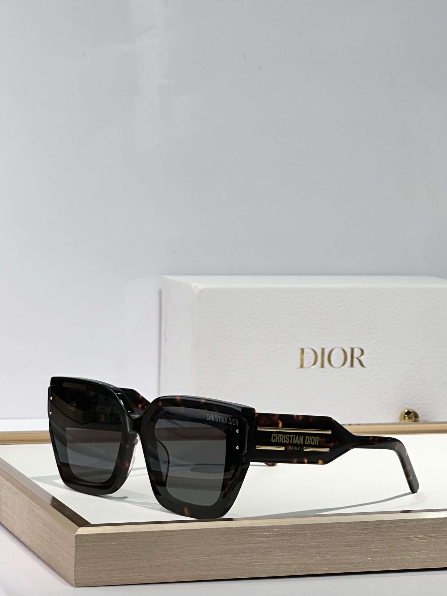 Wearing sunglasses automatically blocks others' gazes.