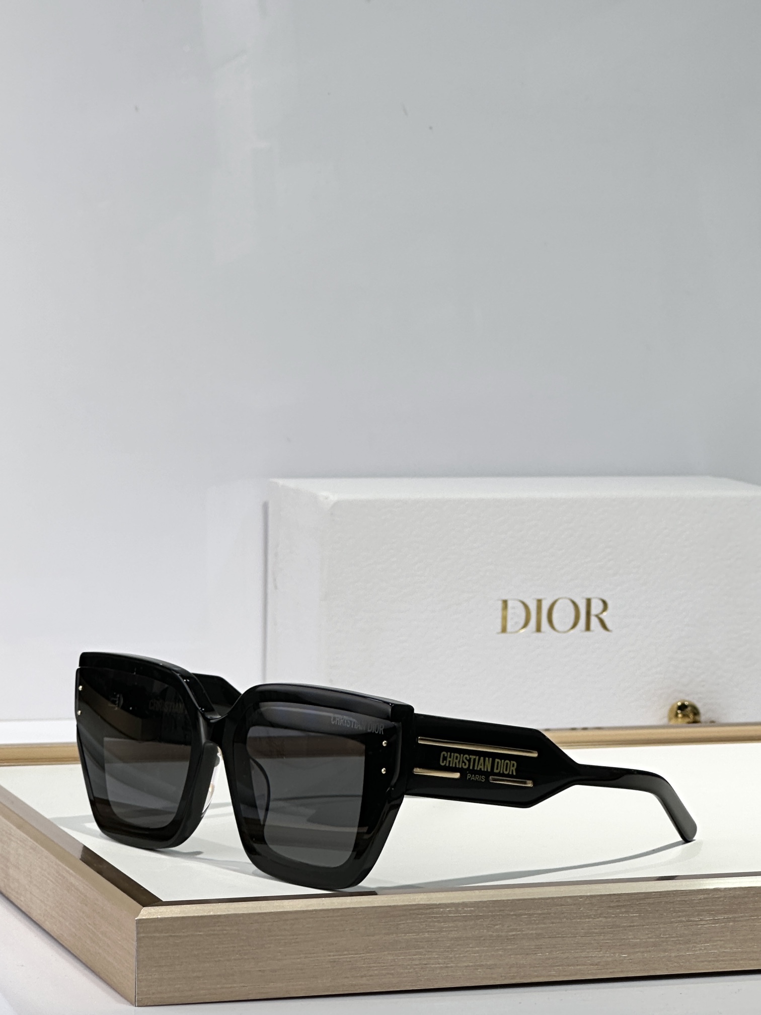 Wearing sunglasses automatically blocks others' gazes.