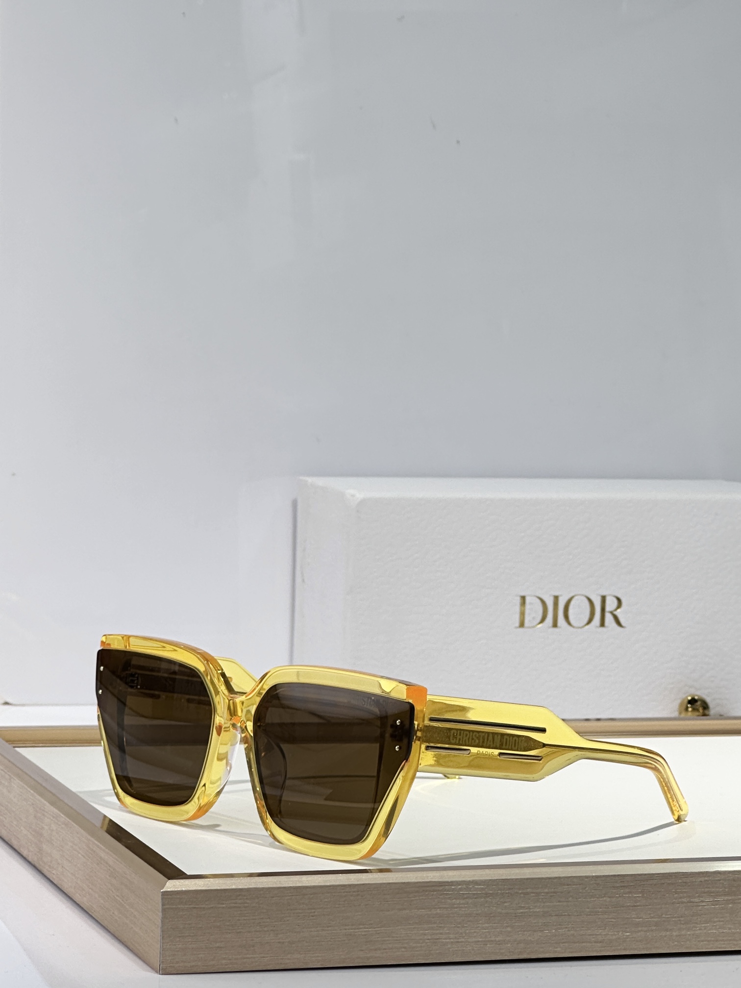 Wearing sunglasses automatically blocks others' gazes.