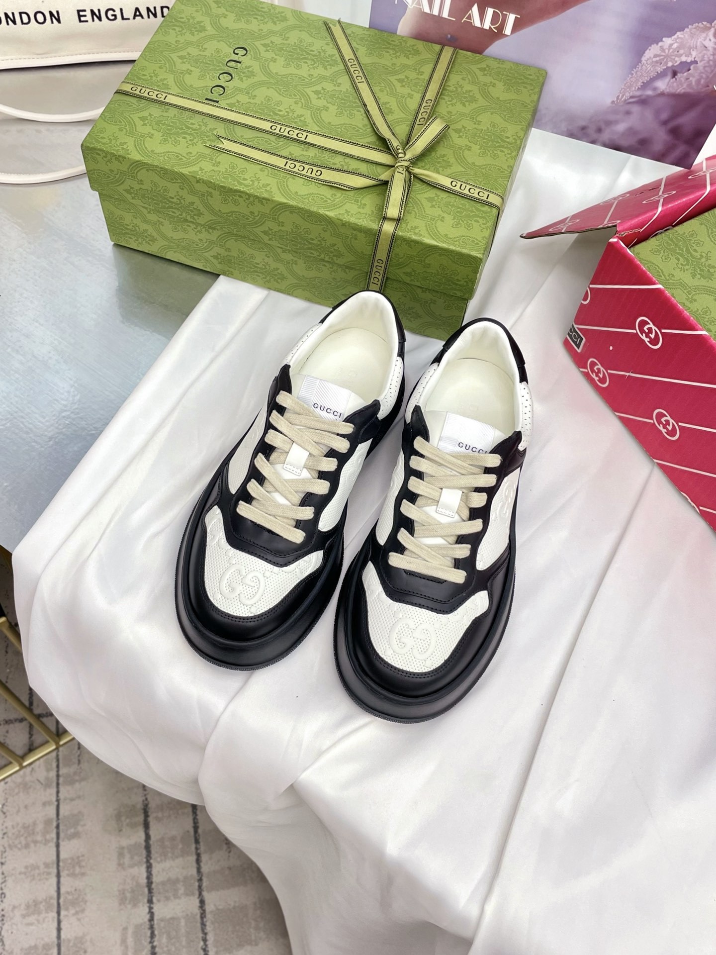 Lightweight and thick-soled sports series! G-home couples' biscuit shoes