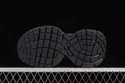 Balenciaga's tenth-generation trend-setting running shoes model WXLCR1150