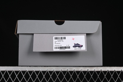 Balenciaga's tenth-generation trend-setting running shoes model WXLCR1150