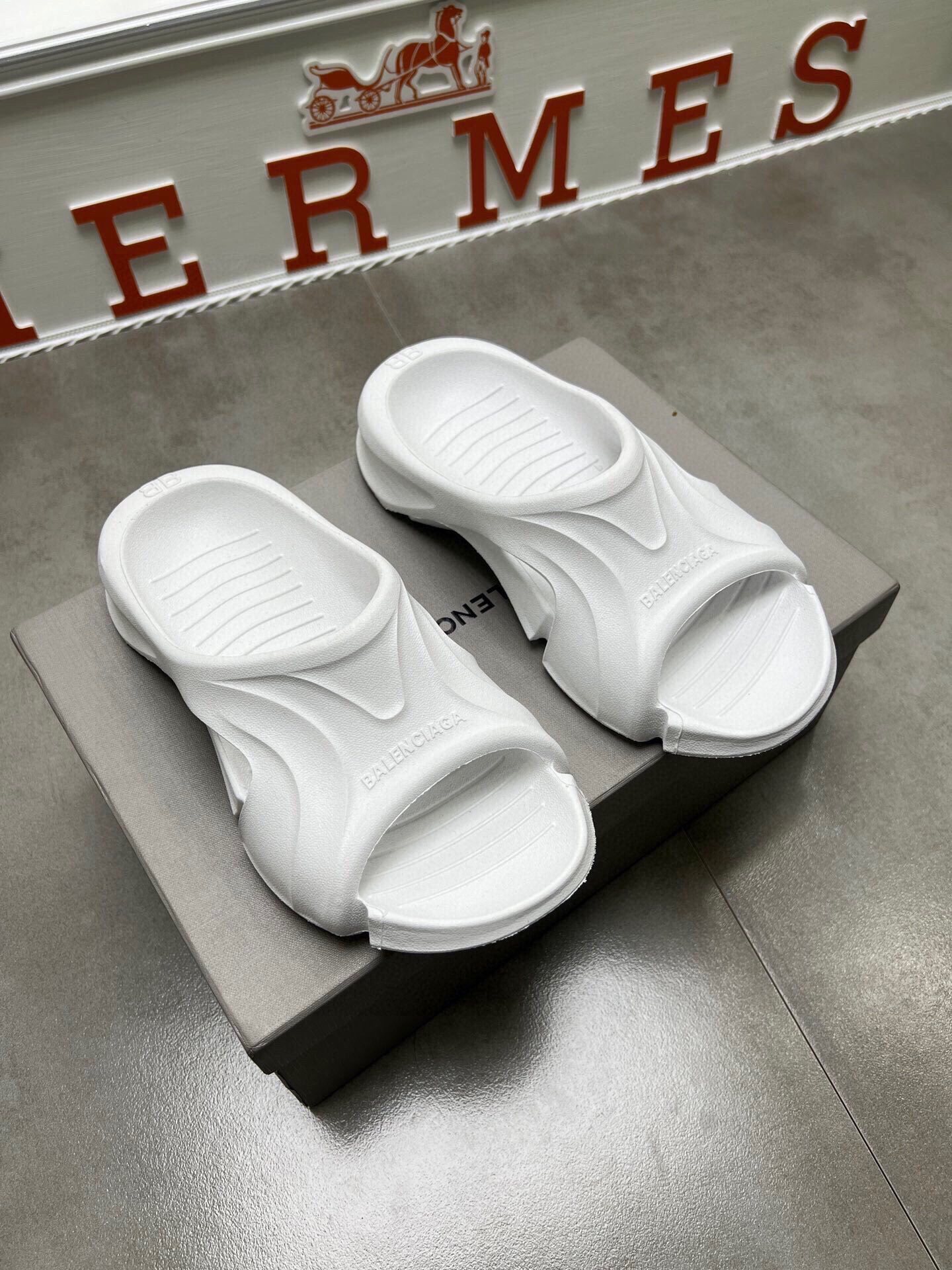 Balenciaga 🔥 New model is on the shelves🔥 Balenciaga mold closed special-shaped slippers