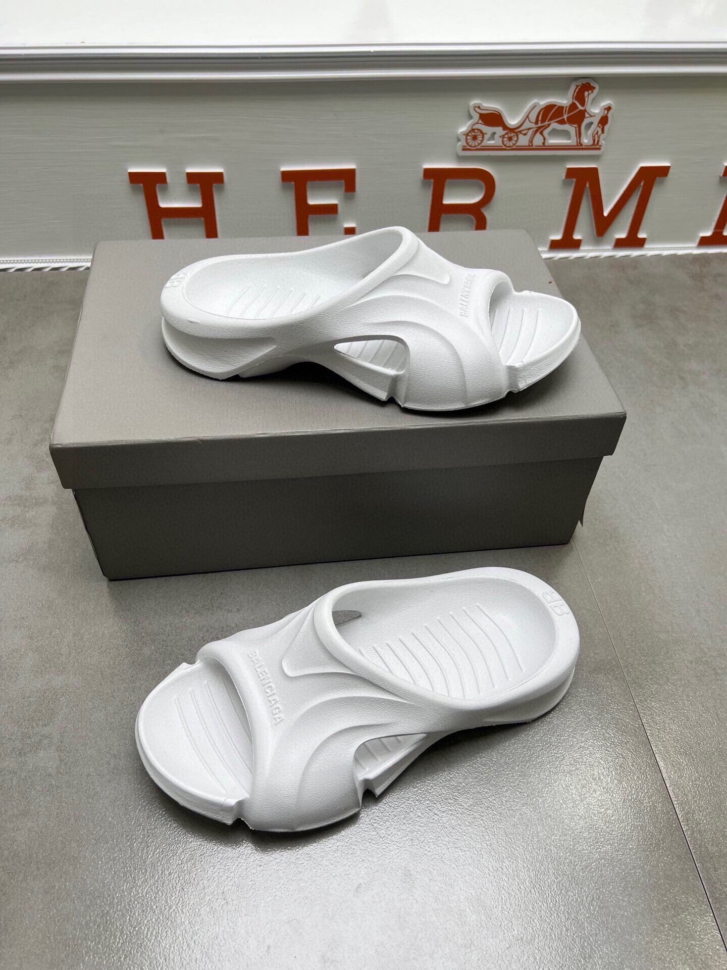 Balenciaga 🔥 New model is on the shelves🔥 Balenciaga mold closed special-shaped slippers