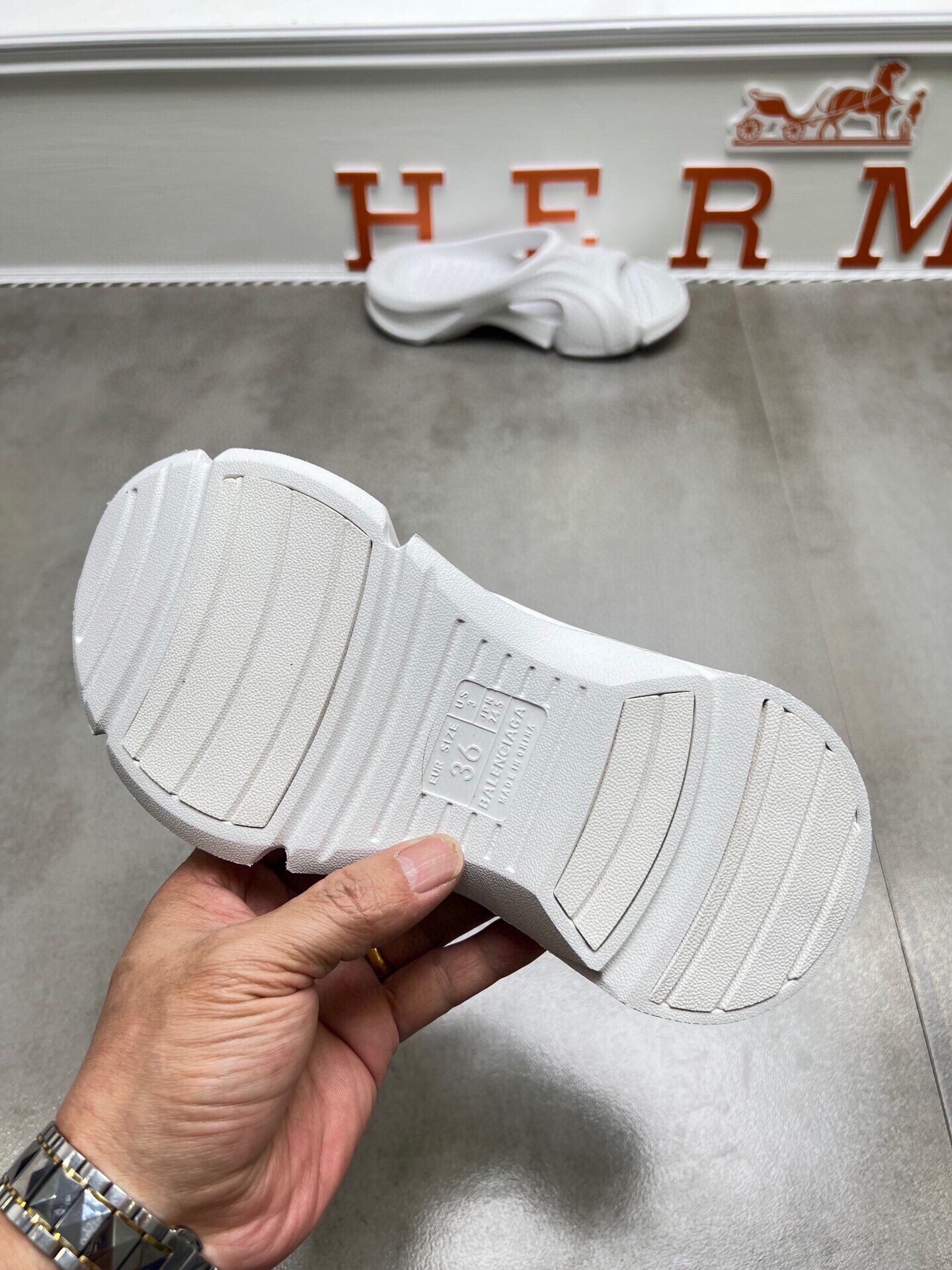 Balenciaga 🔥 New model is on the shelves🔥 Balenciaga mold closed special-shaped slippers