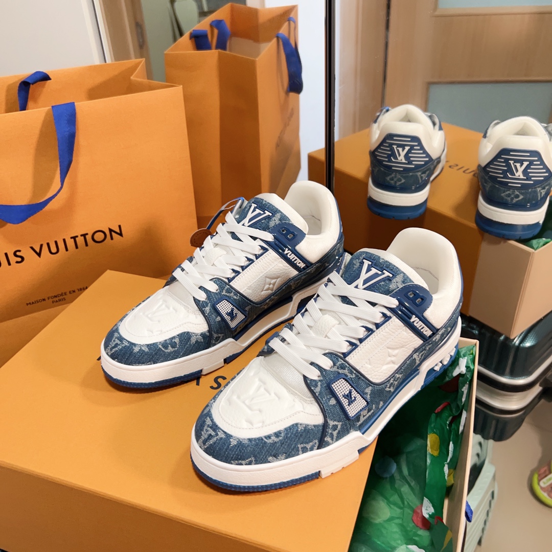 This LV Trainer sneaker features a glossy patent leather surface with an embossed mini Monogram pattern.