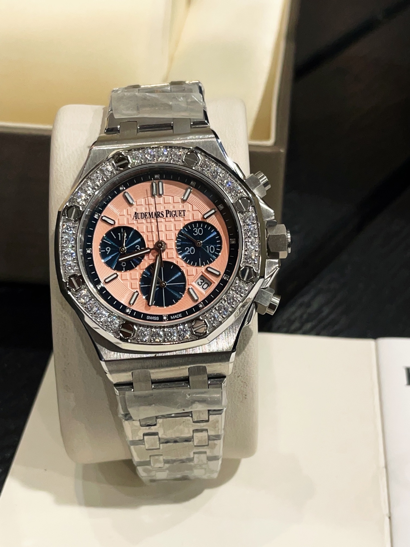Popular among beautiful women, almost everyone has one of the Audemars Piguet Royal Oak series watches.